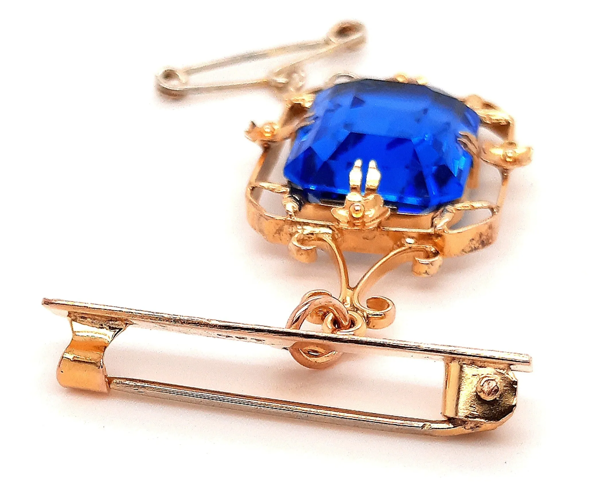 9ct Yellow Gold Engraved Bar Brooch with 11.35ct Spinel