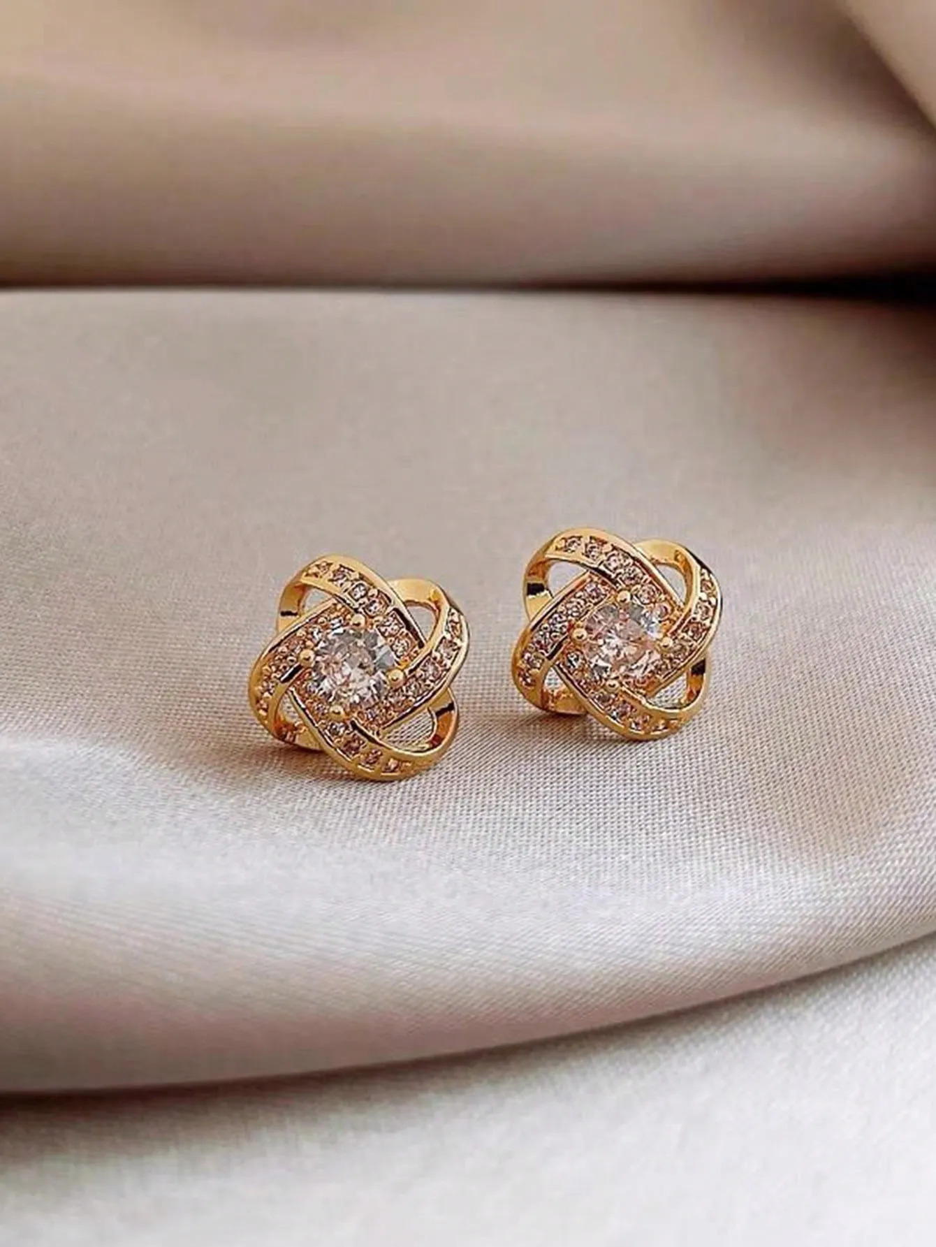 High-end & Unique Design Clover Shaped Stud Earrings for Women