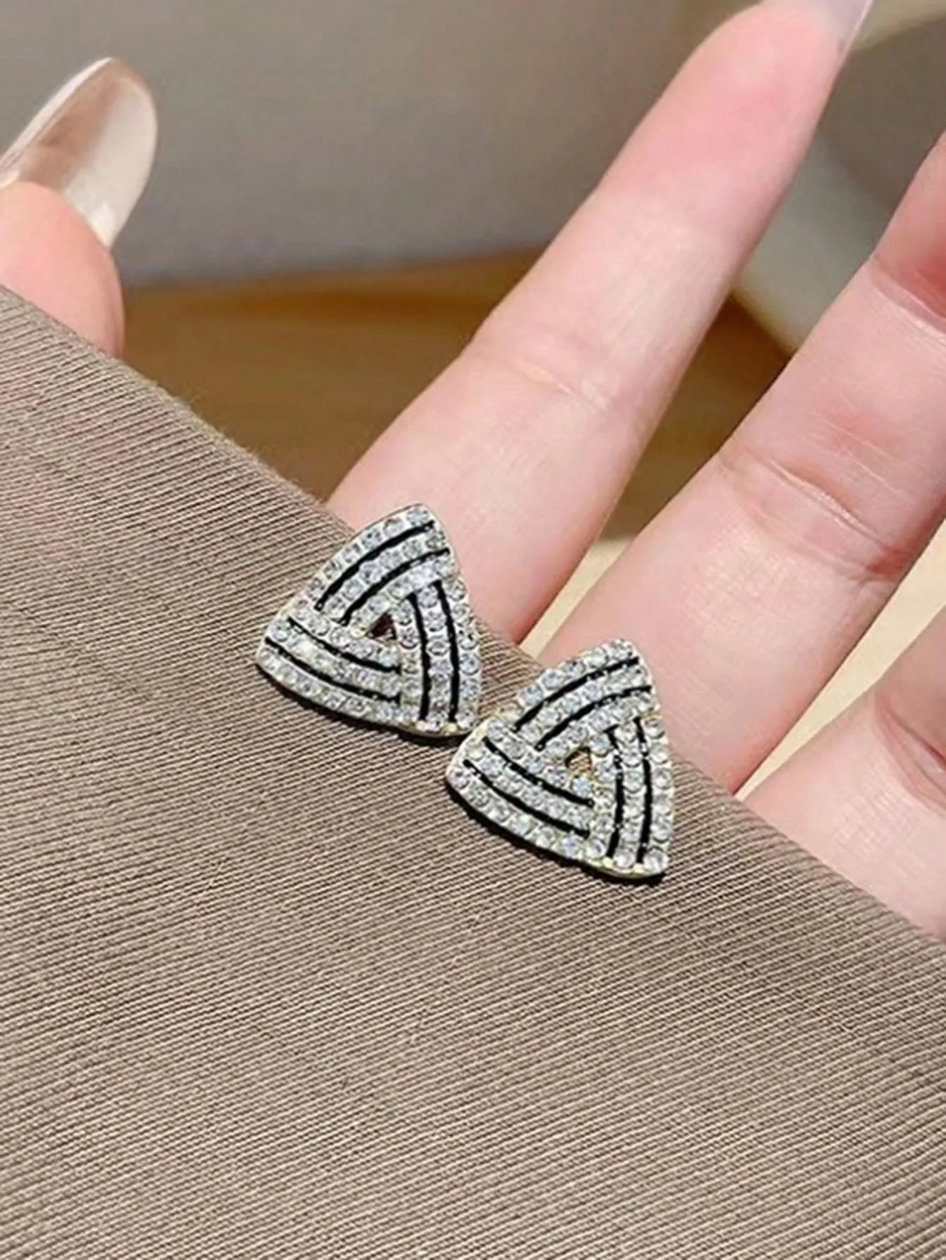 High-end & Unique Design Clover Shaped Stud Earrings for Women